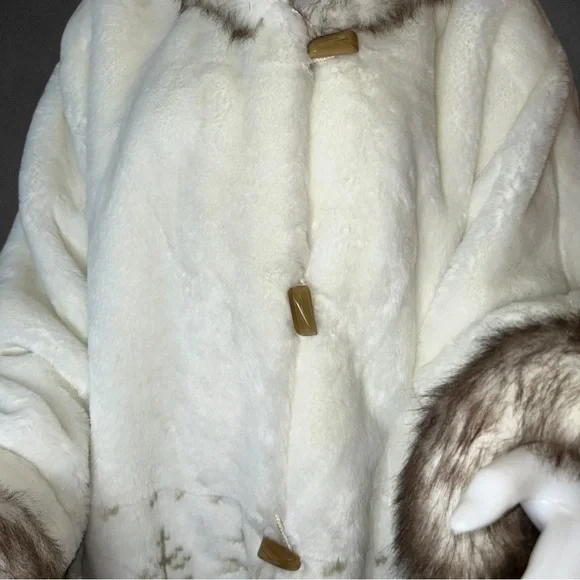 Coldwater CreekVintage-Style White Faux Fur Coat with Brown Accents Size XL - Picture 12 of 16